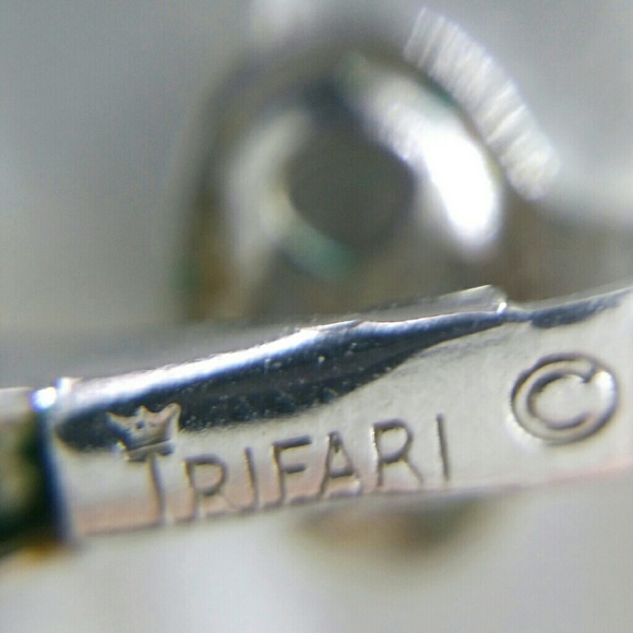 Vintage Trifari silvertone leaf clip on earrings - Picture 7 of 7